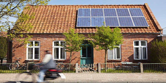 Comment intégrer des panneaux solaires à une architecture moderne ?